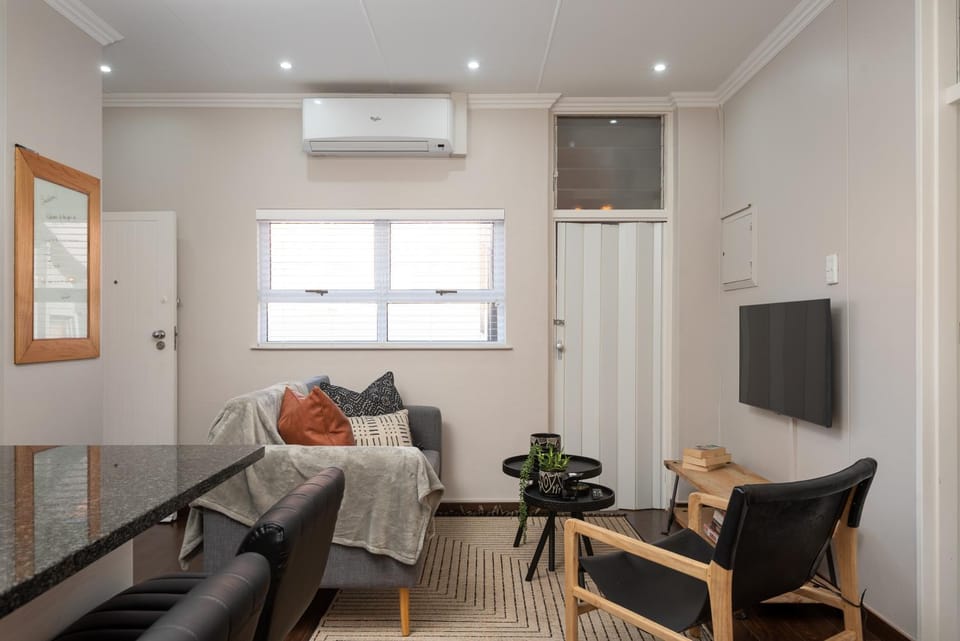 TV and multimedia, Living room, Seating area, air conditioner