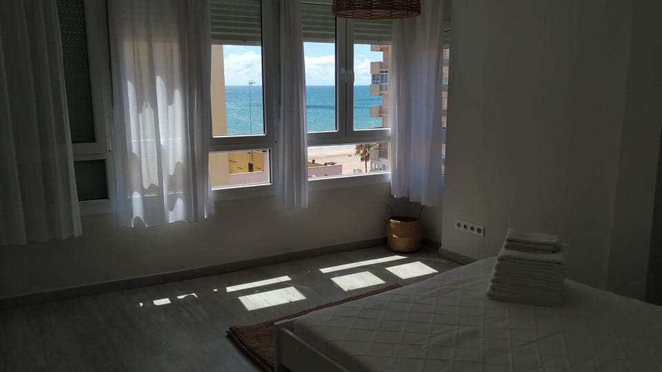 Photo of the whole room, Sea view
