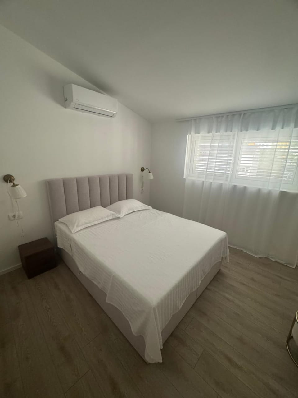 Bed, Photo of the whole room, Bedroom, air conditioner