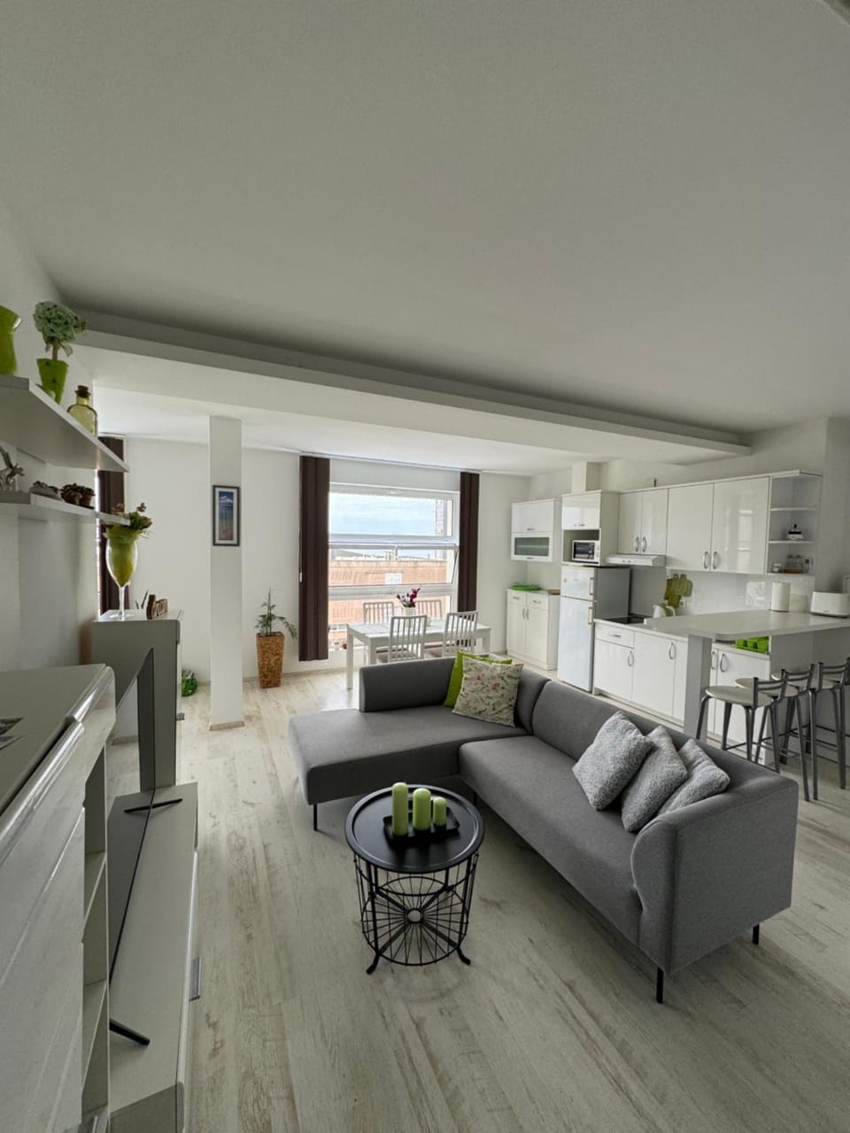 Kitchen or kitchenette, Living room, Seating area, Dining area