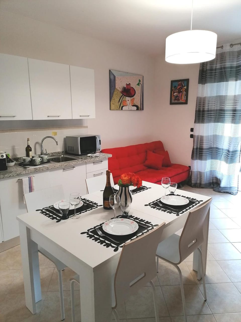 Kitchen or kitchenette, Dining area