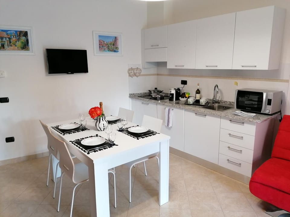 Kitchen or kitchenette, Dining area, Lunch
