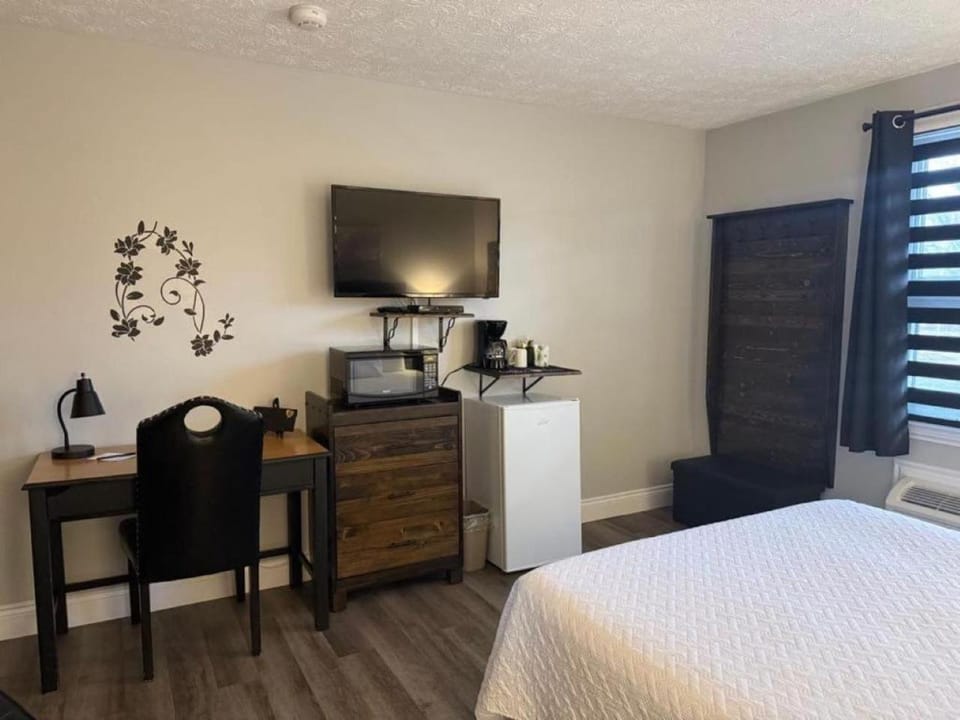 TV and multimedia, Coffee/tea facilities, Bedroom, heating, microwave, wardrobe, air conditioner