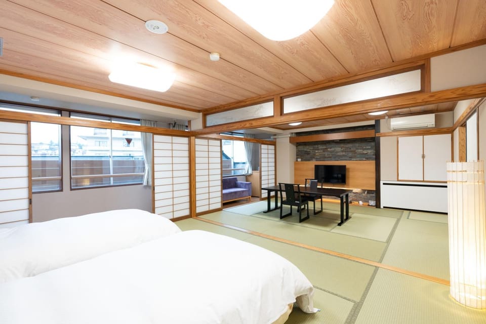 Bed, TV and multimedia, Photo of the whole room