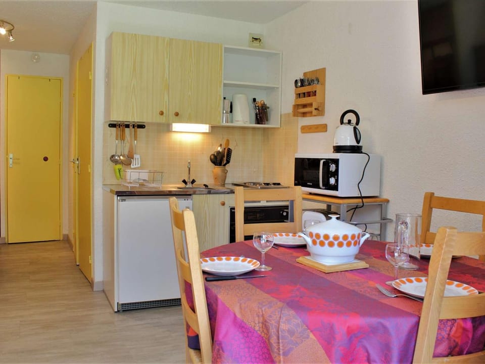 Appartement T2 calme avec balcon sud, parking gratuit, navette proche - 4 couchages à Risoul 1850 - FR-1-330-520 Apartment in Piedmont