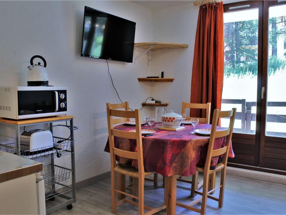 Appartement T2 calme avec balcon sud, parking gratuit, navette proche - 4 couchages à Risoul 1850 - FR-1-330-520 Apartment in Piedmont