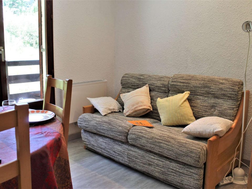 Appartement T2 calme avec balcon sud, parking gratuit, navette proche - 4 couchages à Risoul 1850 - FR-1-330-520 Apartment in Piedmont