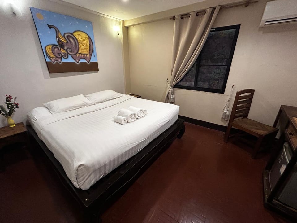 Bedroom, towels