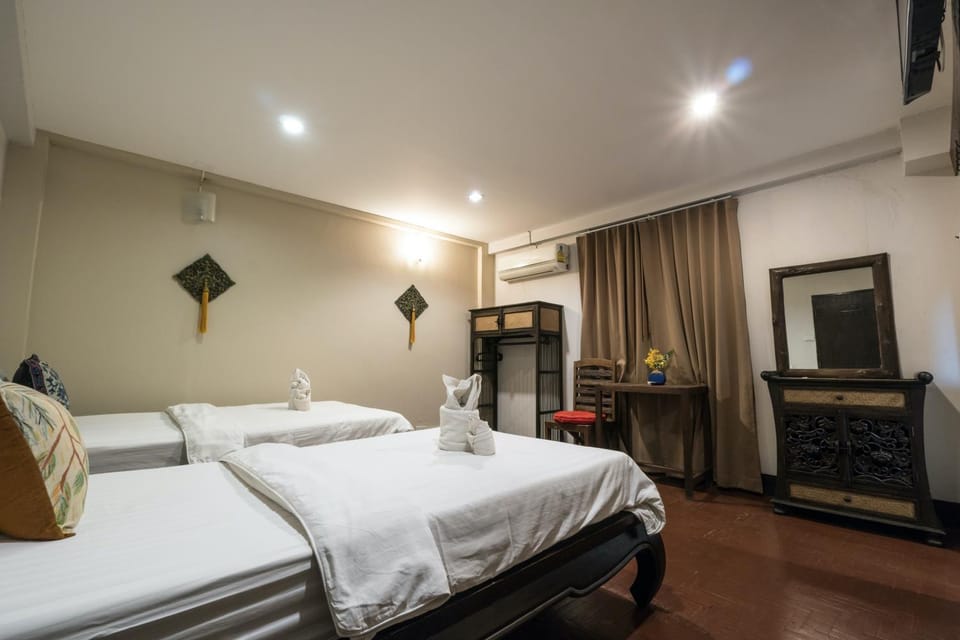Bathroom, TV and multimedia, Photo of the whole room, Decorative detail, Bedroom, City view