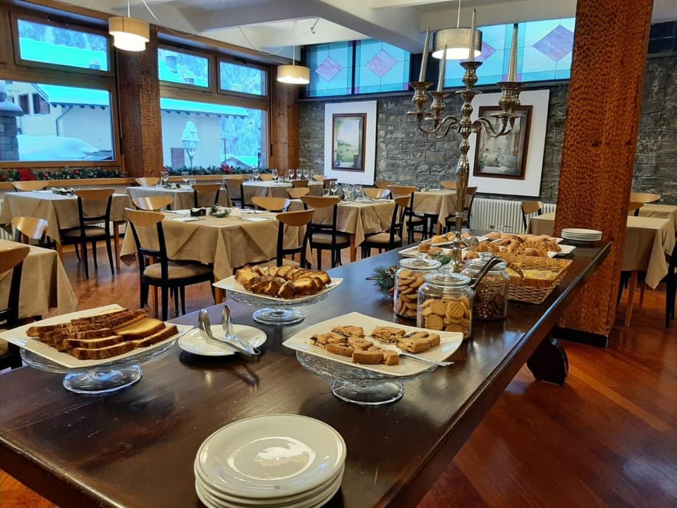 Restaurant/places to eat, Breakfast, Continental breakfast