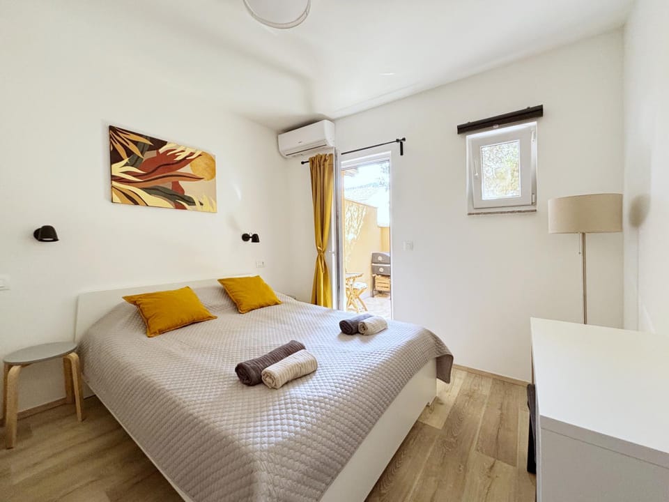 Bed, Photo of the whole room, Bedroom, air conditioner