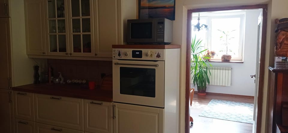 Bedroom, kitchen