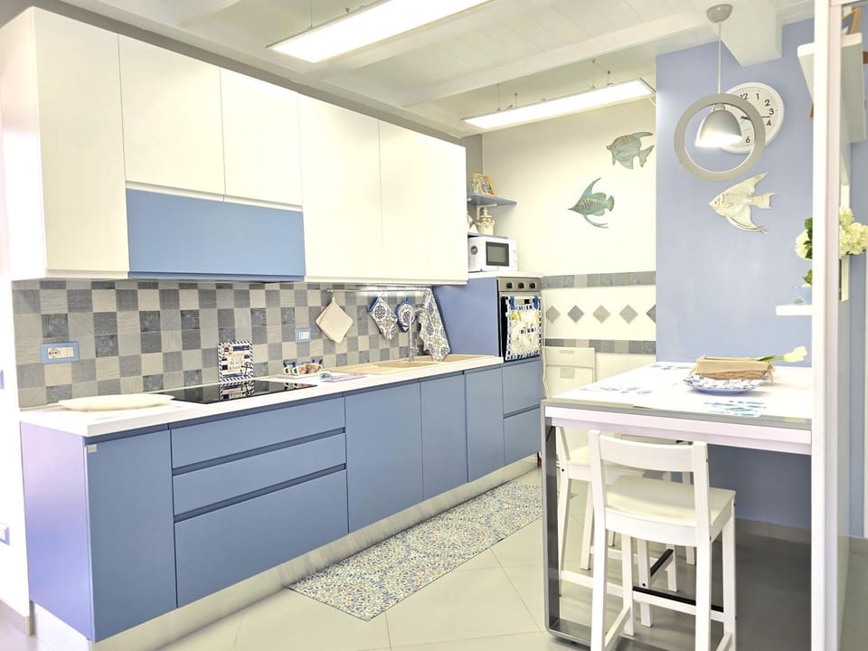 Kitchen or kitchenette, Dining area, stove