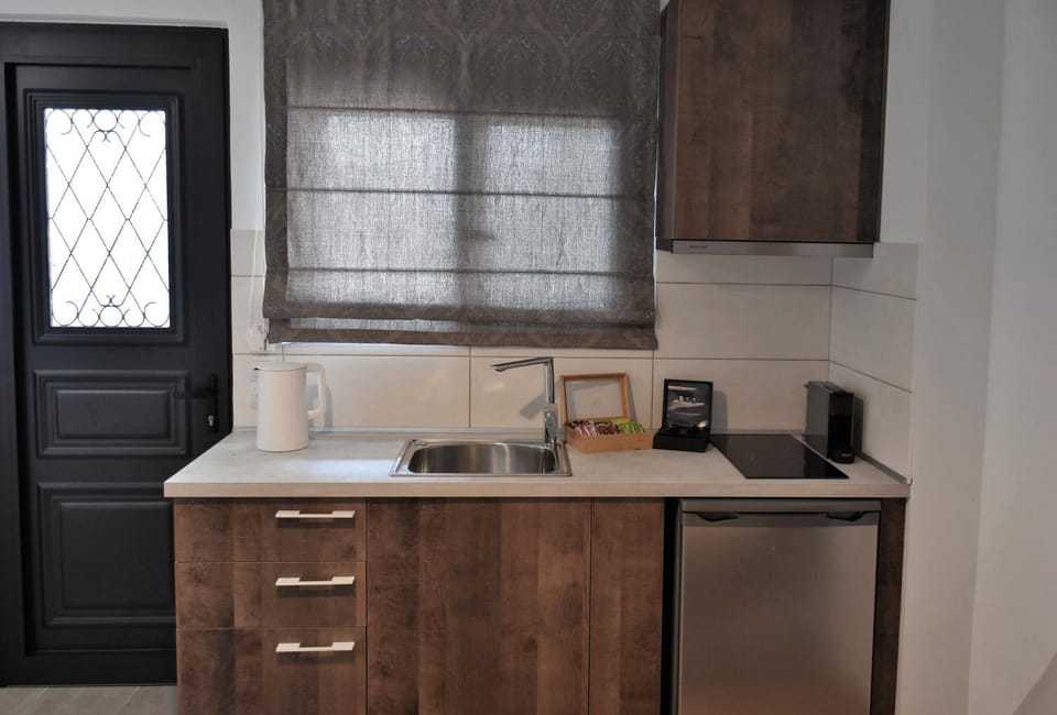 Coffee/tea facilities, Kitchen or kitchenette, stove