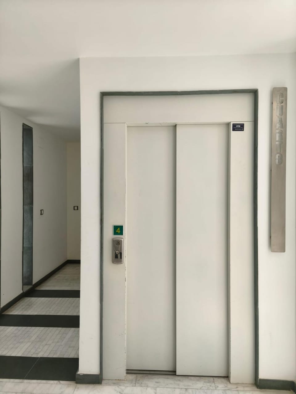 Ático con terraza, garaje bajo petición y según disponibilidad, ascensor y vistas Catedral Apartment in Cadiz