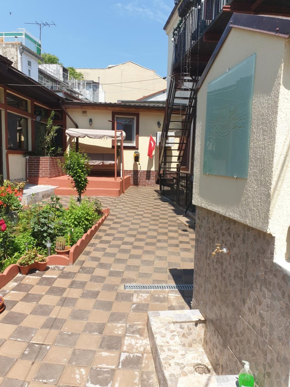 Patio, Facade/entrance