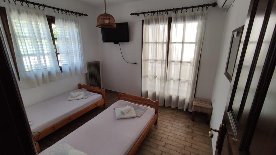 Bed, TV and multimedia, Photo of the whole room, Bedroom, towels