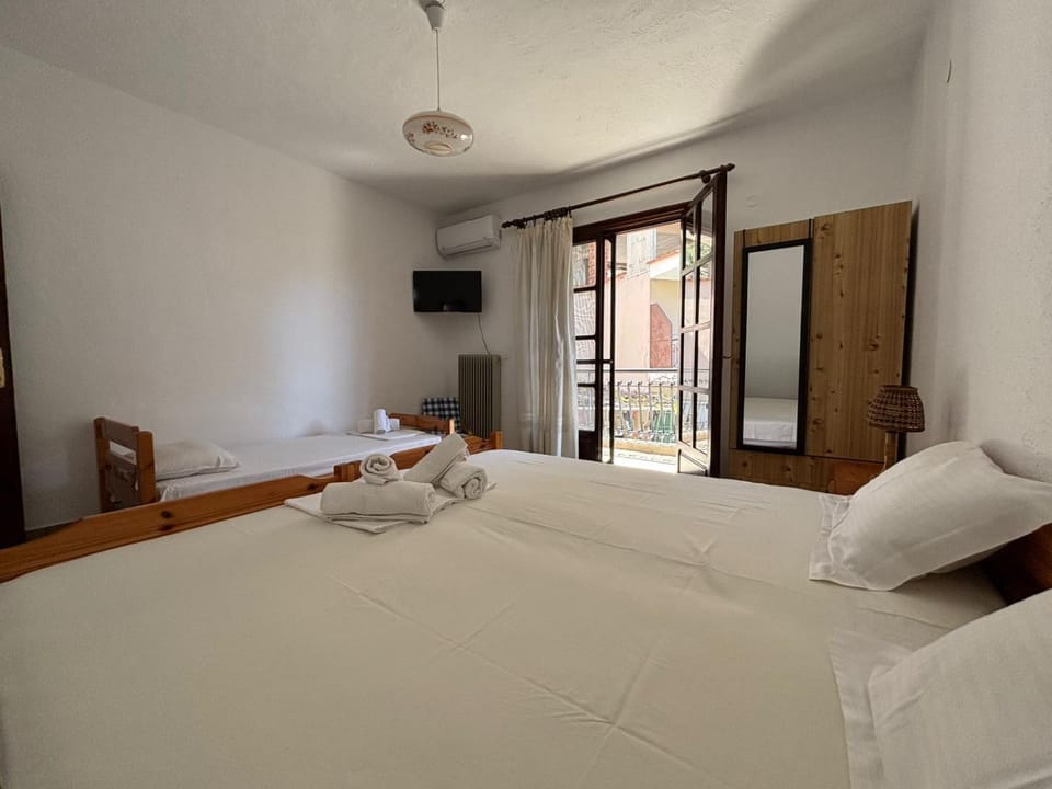 Bed, TV and multimedia, Photo of the whole room, Bedroom, towels, air conditioner