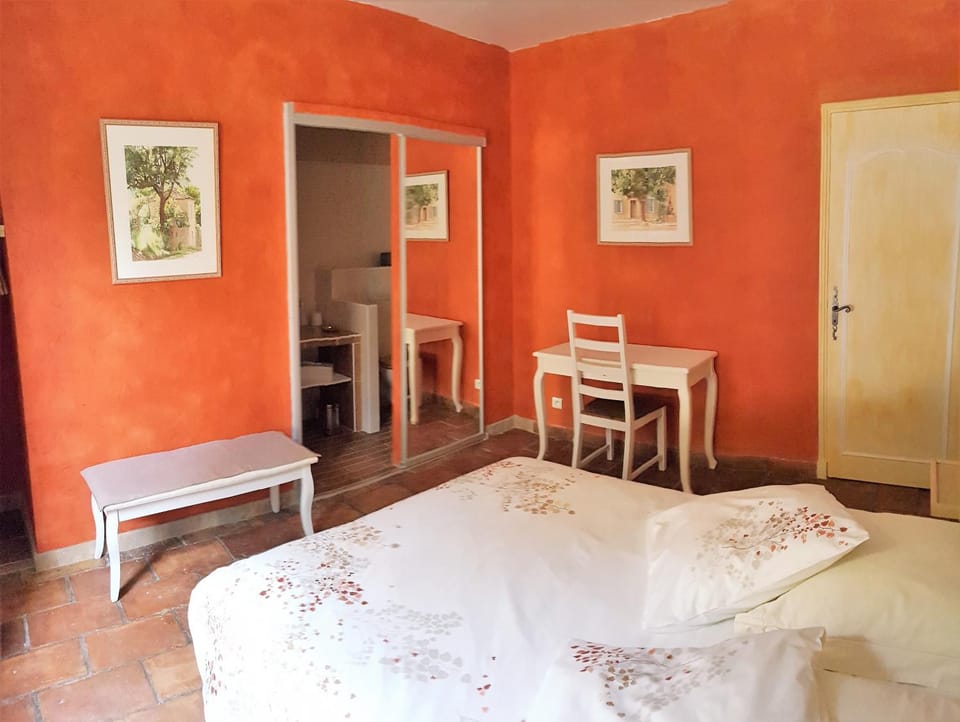Photo of the whole room, Bedroom