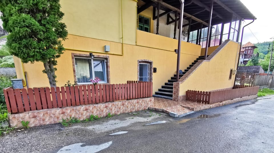 Facade/entrance, Balcony/Terrace