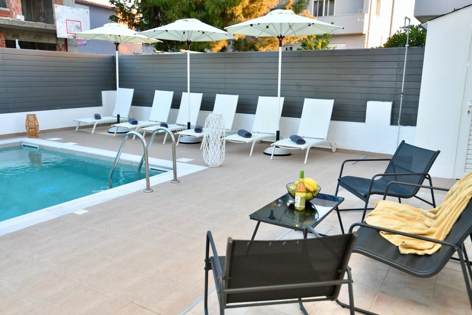 Day, Seating area, Swimming pool, sunbed