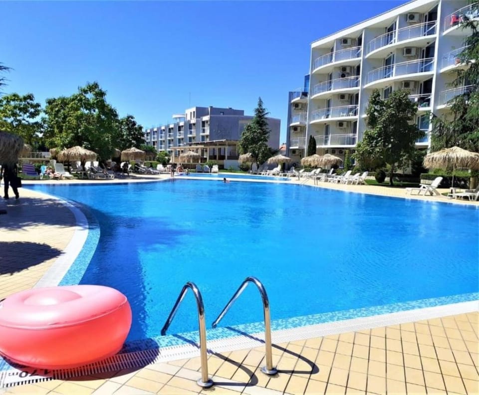 Property building, Day, Pool view, Swimming pool, sunbed