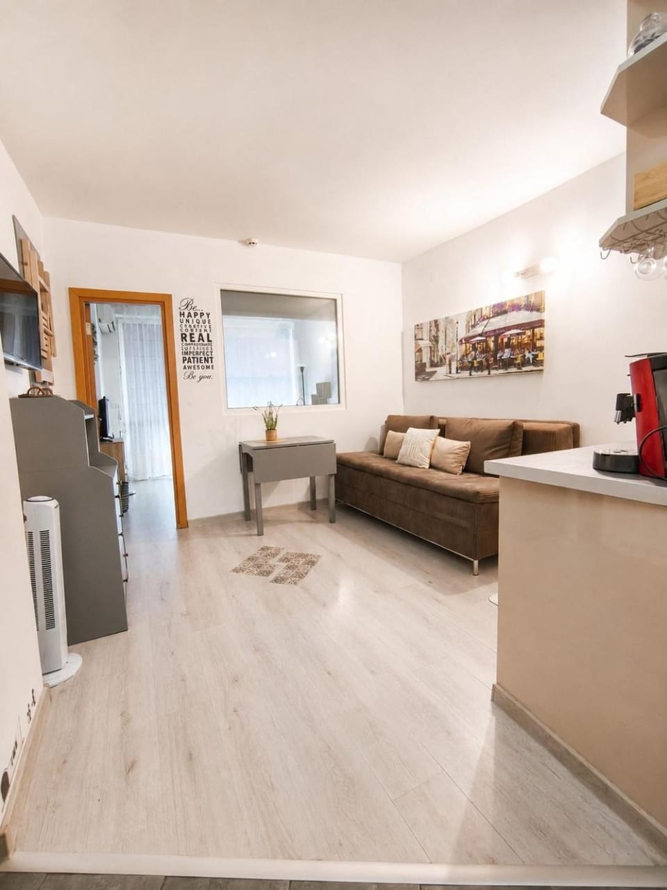 TV and multimedia, Kitchen or kitchenette, Living room, Seating area, oven