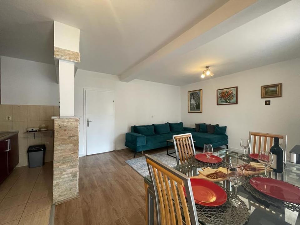 Living room, Food and drinks, Seating area, Dining area, Food, Drinks