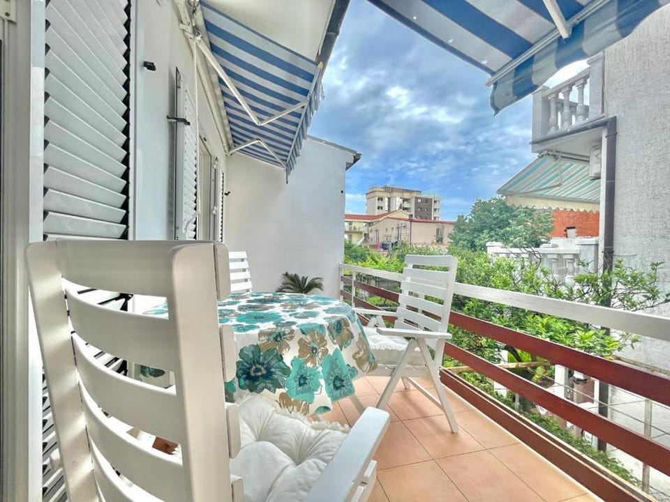 Property building, Patio, Day, View (from property/room), Balcony/Terrace, Seating area, Dining area
