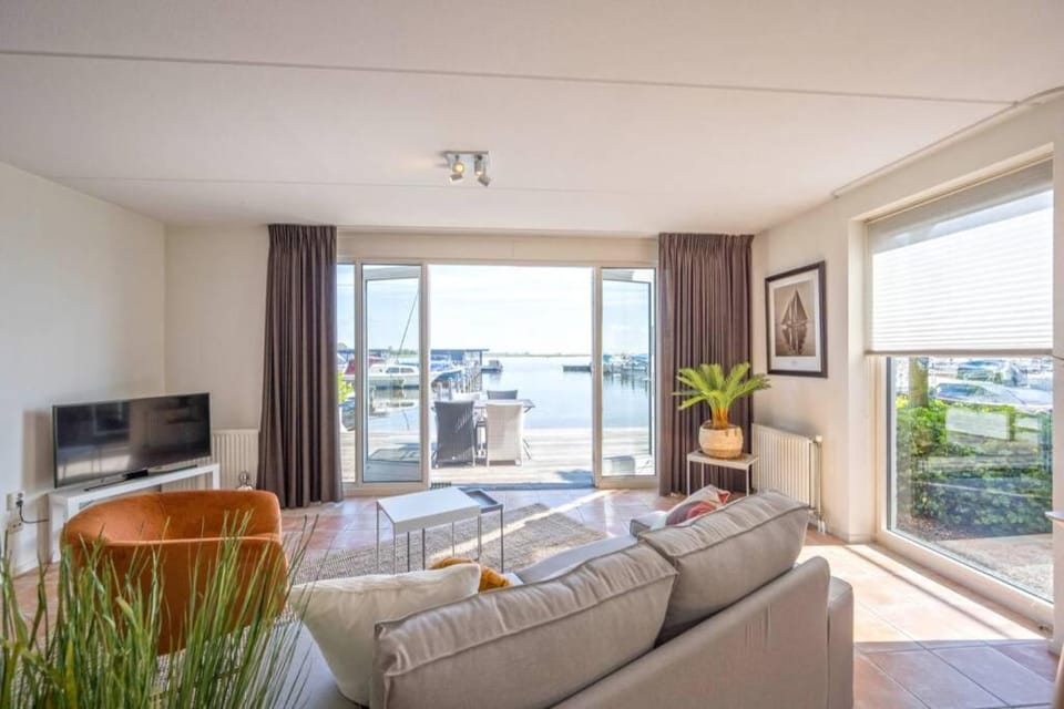 Meerzicht 20 - Waanzinnig uitzicht over het water! Apartment in North Holland (province)