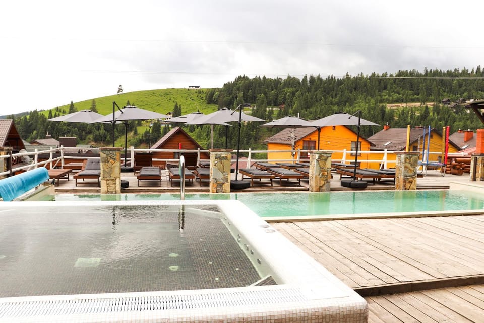 Day, Natural landscape, Hot Tub, Mountain view, Pool view, Swimming pool, sunbed