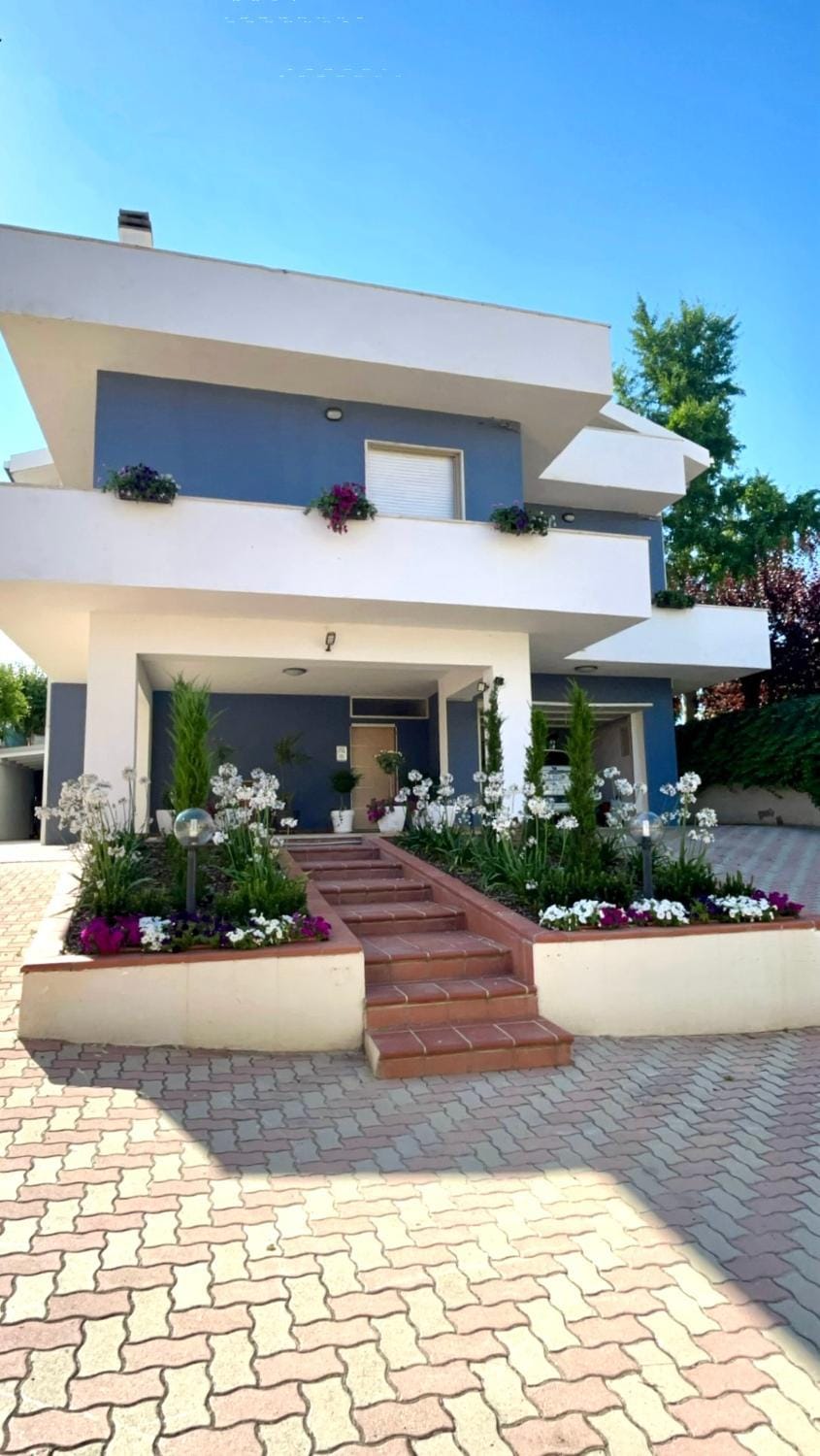 Property building, Facade/entrance, Garden, Garden view