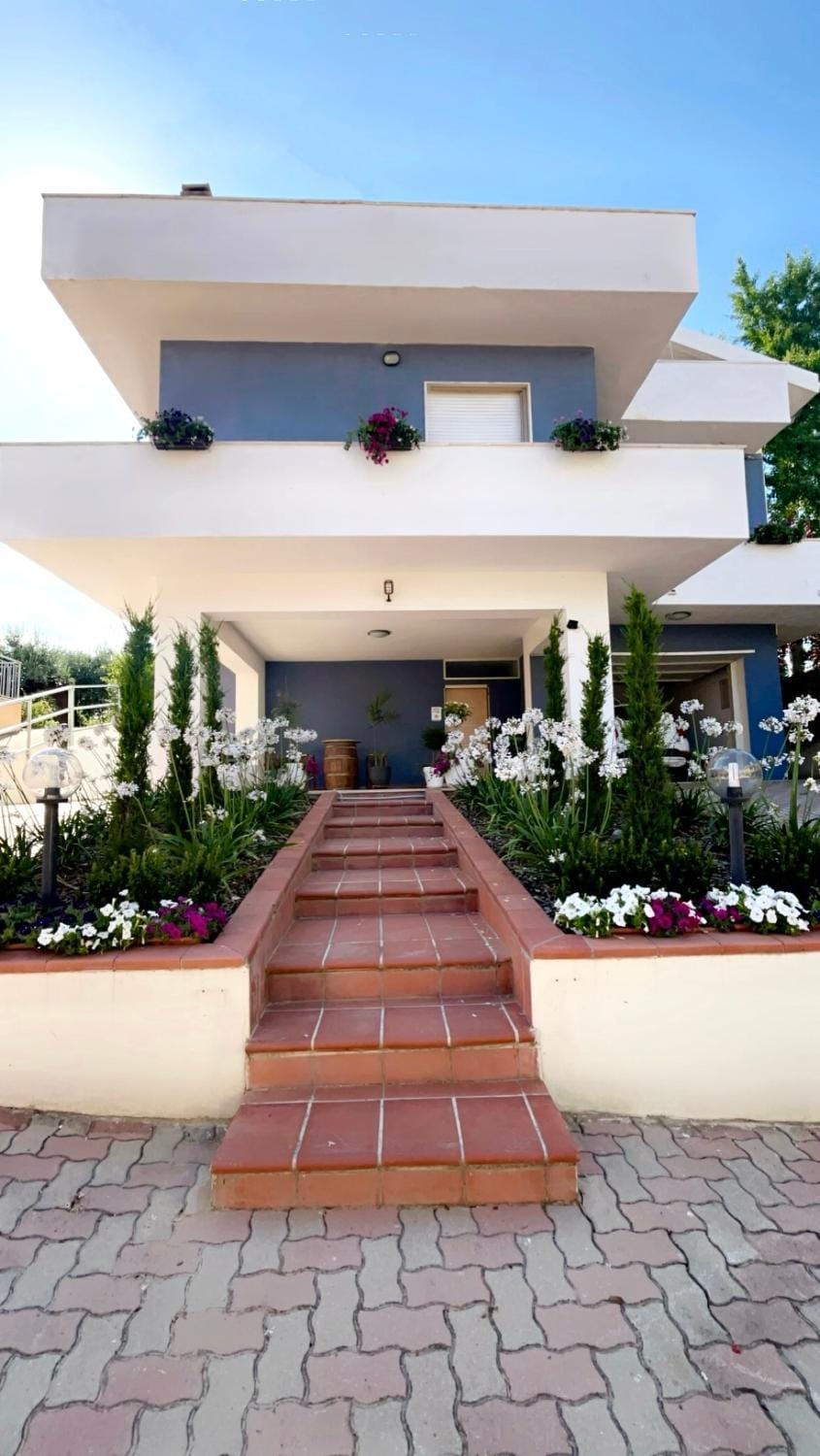 Property building, Facade/entrance, Garden