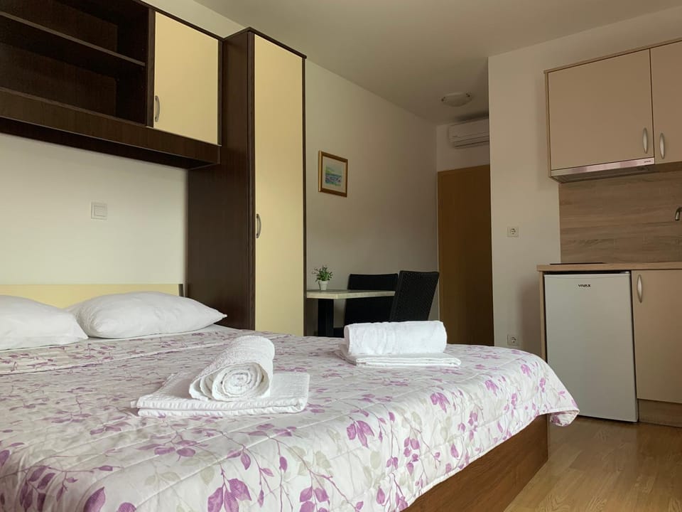 Bed, Photo of the whole room, Bedroom, air conditioner