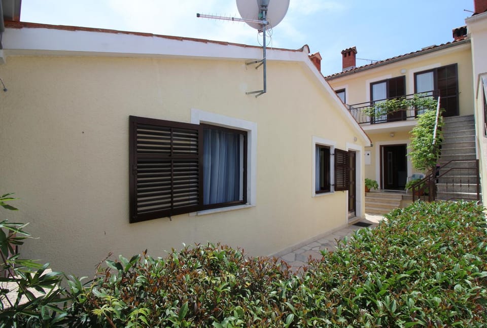 Property building, Patio, Facade/entrance