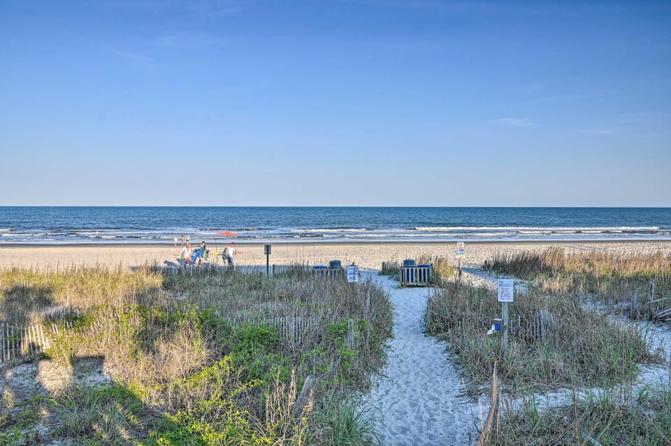 Couple’s Retreat w/ Balcony in Surfside Beach! Apartment in Surfside Beach