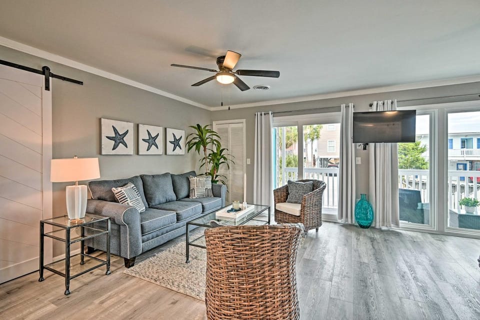 Couple’s Retreat w/ Balcony in Surfside Beach! Apartment in Surfside Beach