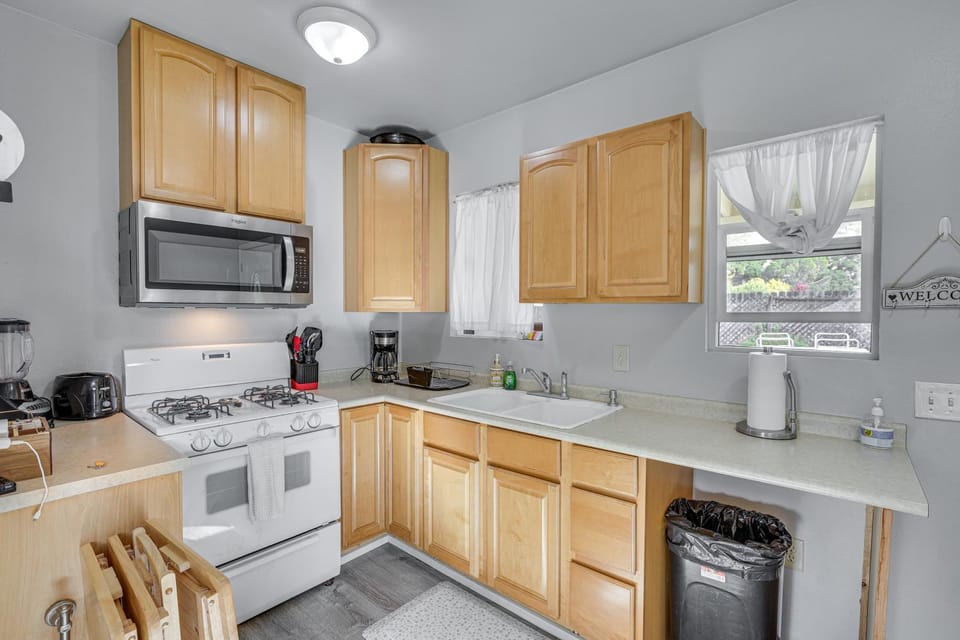 2 Mi to Dtwn Atascadero! Cozy Cottage with Yard House in Atascadero