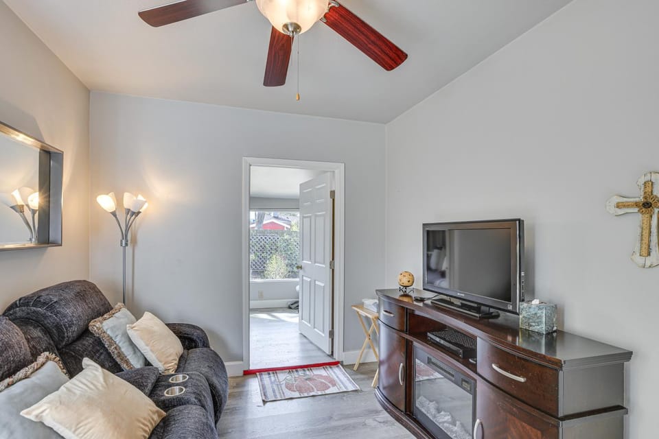 2 Mi to Dtwn Atascadero! Cozy Cottage with Yard House in Atascadero