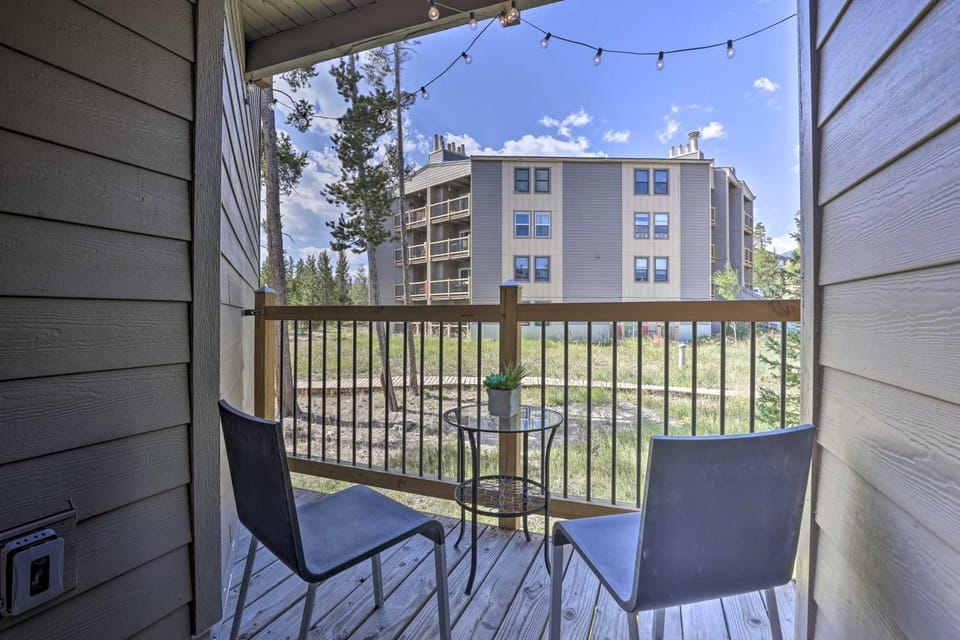 Ski Shuttle & Pool: Modern Silverthorne Condo! House in Wildernest
