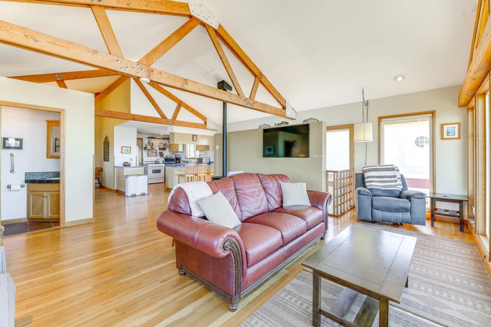 Walk to Beach Oregon Coast Escape with Hot Tub! House in Lincoln City