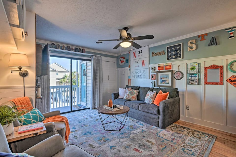 Eclectic Condo w/ Balcony: 1 Block to Beach! House in Surfside Beach