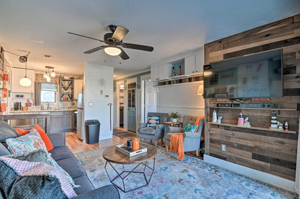 Eclectic Condo w/ Balcony: 1 Block to Beach! House in Surfside Beach
