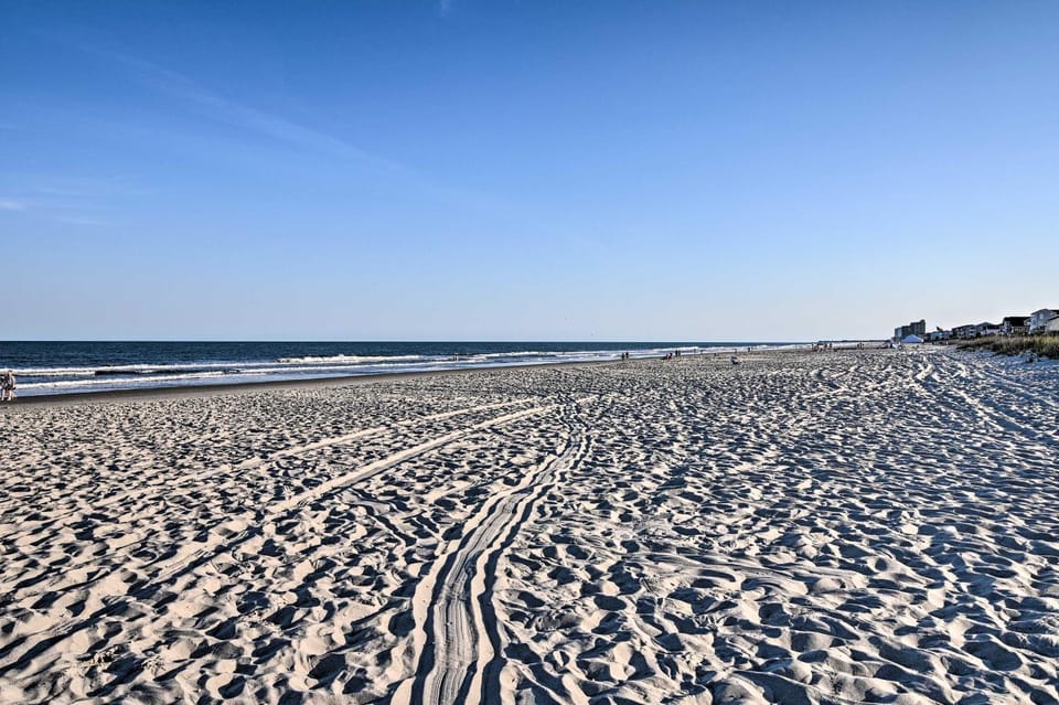 Eclectic Condo w/ Balcony: 1 Block to Beach! House in Surfside Beach