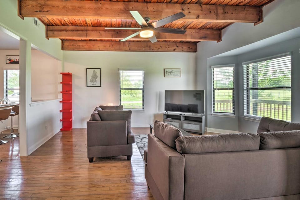 ‘Gingerland Ranch’ in Del Valle: Game Room & Porch House in Austin