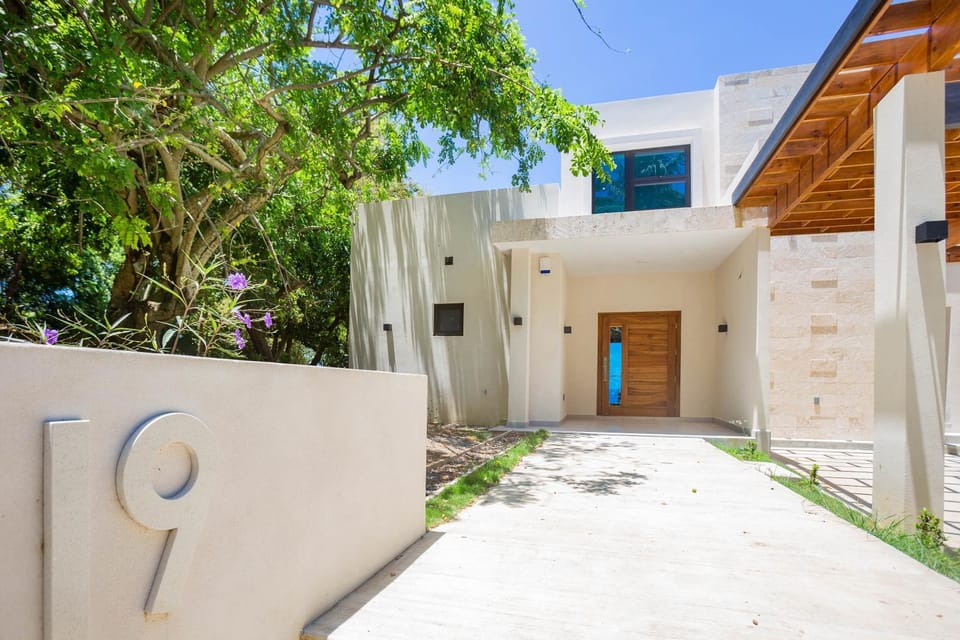 West Bay Breeze home House in West Bay