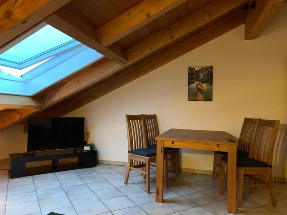 TV and multimedia, Living room, Seating area, Dining area