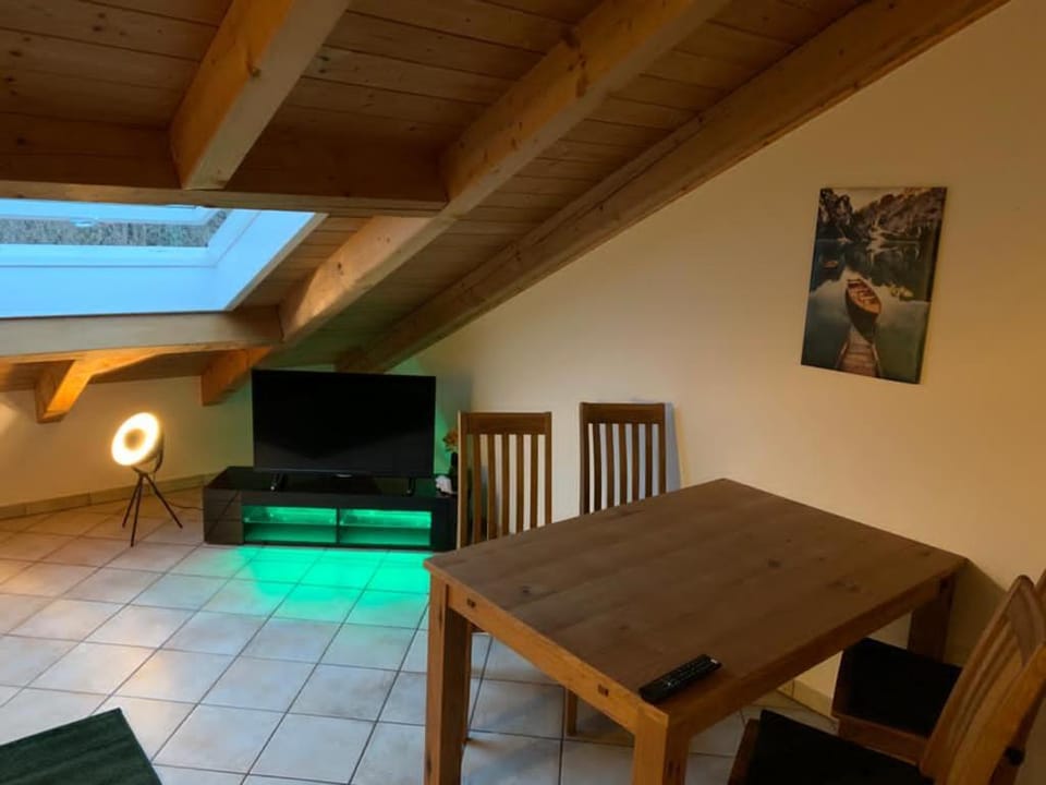 TV and multimedia, Living room, Seating area, Dining area