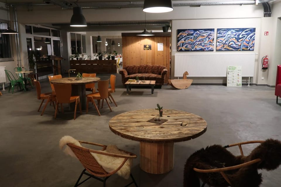 Restaurant/places to eat, Lounge or bar