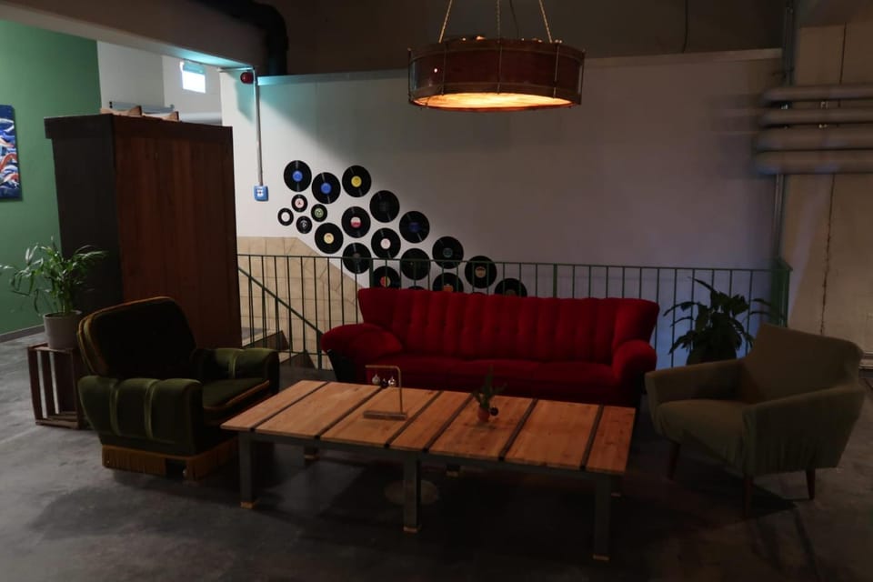 Restaurant/places to eat, Lounge or bar
